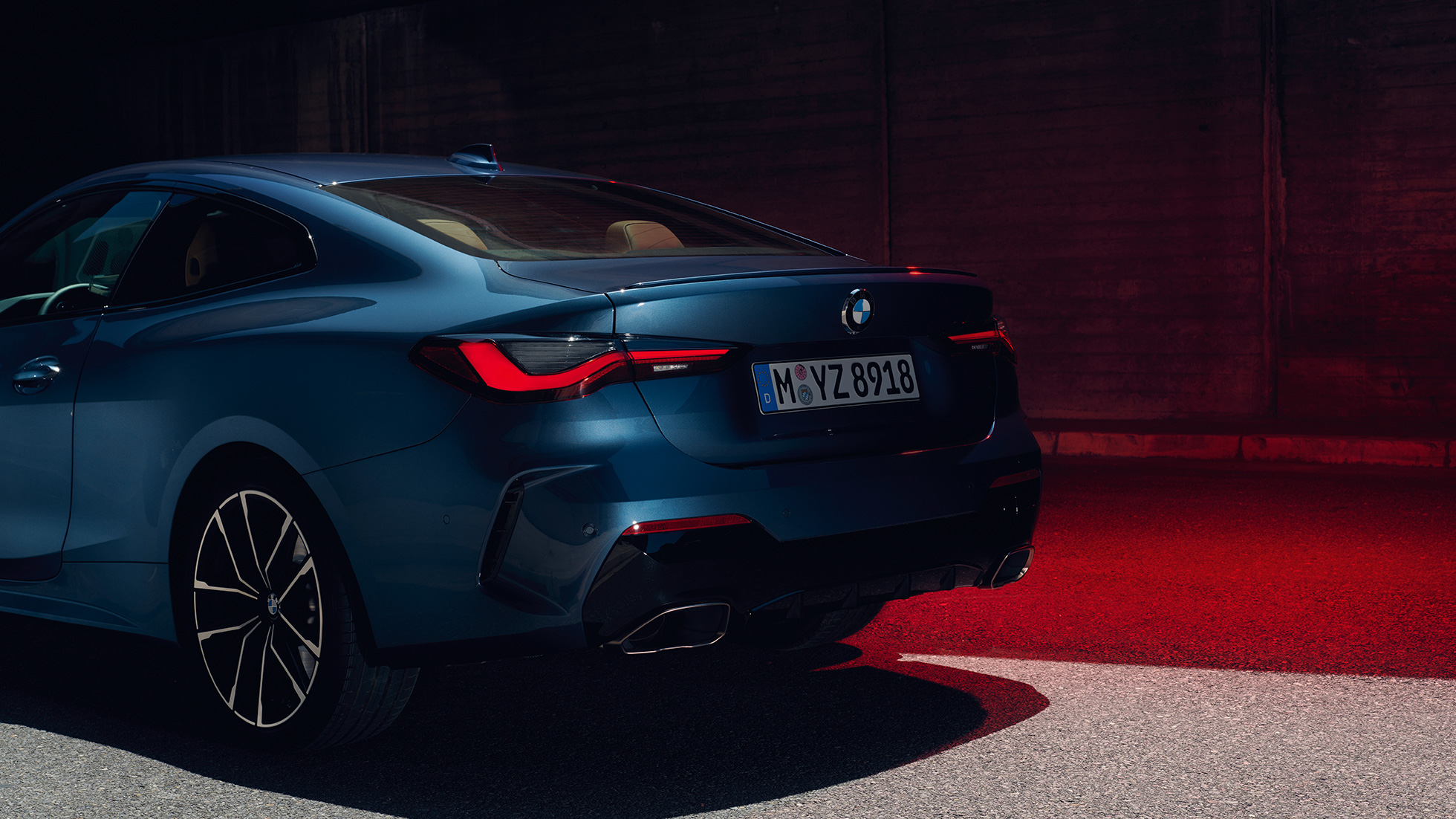 Driekwart achteraanzicht dubbele uitlaatpijpen BMW 4 Reeks Coupé G22 2020 BMW 4 Reeks Coupé G22 2020 Arctic Race Blue metallic driekwart achteraanzicht dubbele uitlaatpijpen
