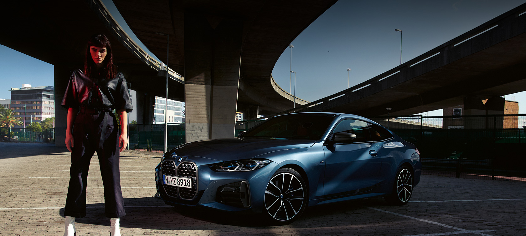 Vue de trois quarts avant de la BMW Série 4 Coupé G22 2020 BMW Série 4 Coupé G22 2020 Arctic Race Blue metallic, vue de trois quarts avant avec modèle