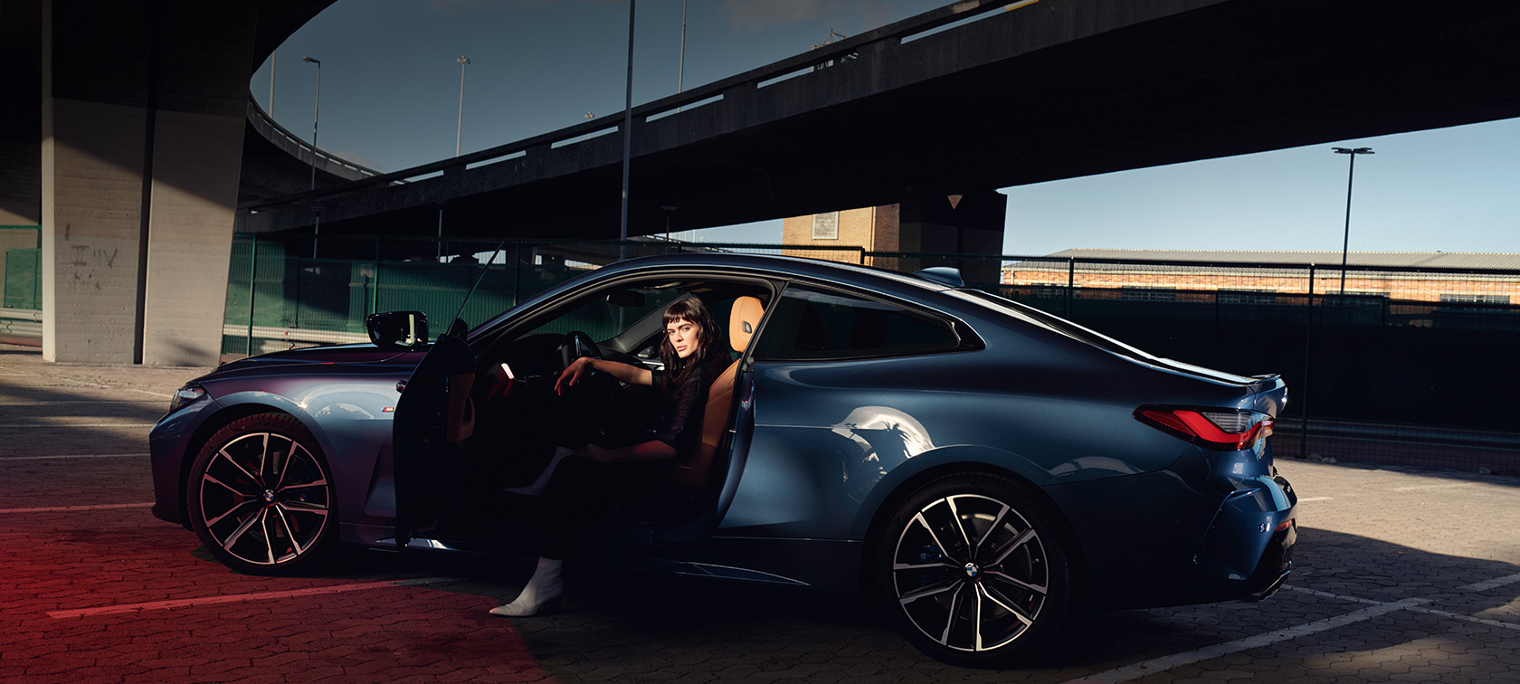 Driekwart achteraanzicht BMW 4 Reeks Coupé G22 2020 BMW 4 Reeks Coupé G22 2020 Arctic Race Blue metallic driekwart achteraanzicht achterkant LED-lichten met model ernaast