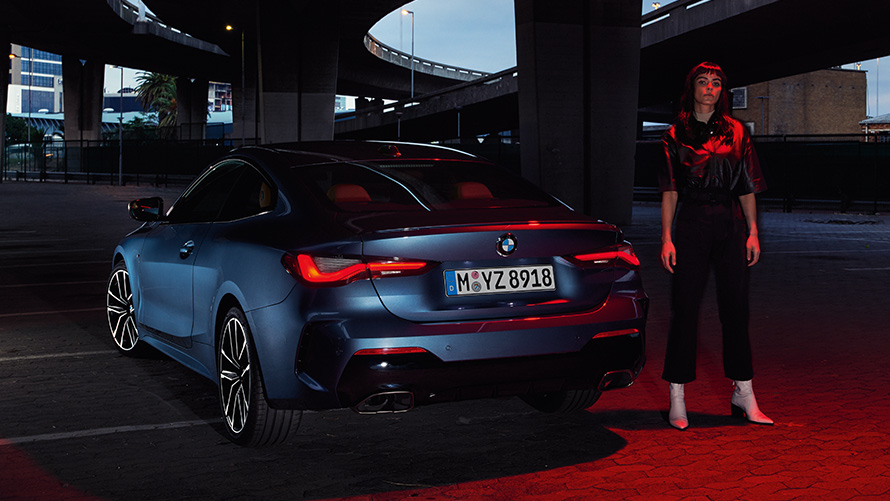 BMW 4 Serie Coupé (G22), Arctic Race Blue metallic, achteraanzicht BMW 4 Serie Coupé (G22), Arctic Race Blue metallic, achteraanzicht