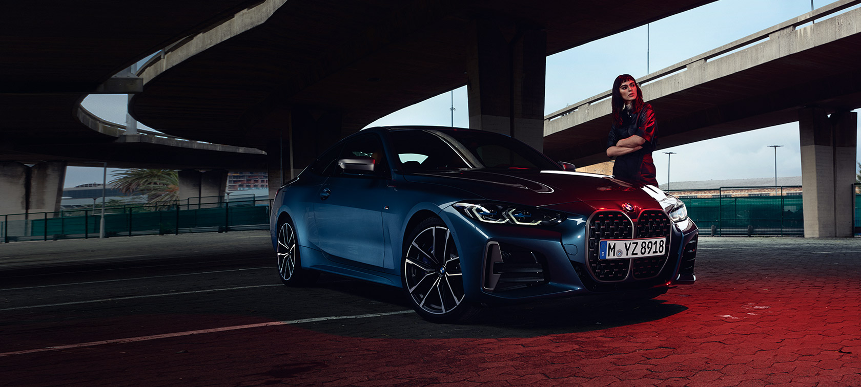 BMW 4 Serie Coupé (G22) driekwart vooraanzicht met model