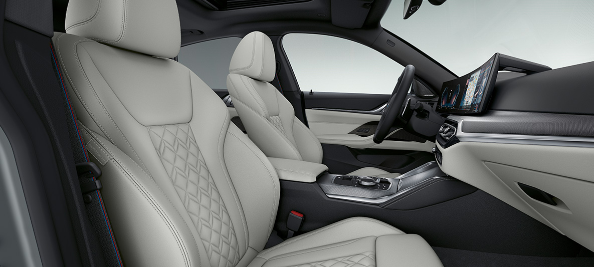Binnenbekleding leder Elfenbeinweiß BMW 4 Reeks Gran Coupé G26 2021 interieur BMW Individual binnenbekleding uitgebreid leder Merino Elfenbeinweiß BMW 4 Reeks Gran Coupé G26 2021 interieur