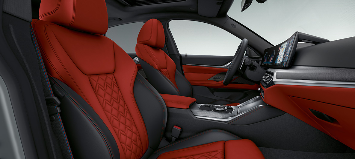 Binnenbekleding leder Merino Fionarot/Schwarz BMW 4 Reeks Gran Coupé G26 2021 interieur BMW Individual binnenbekleding uitgebreid leder Merino Fionarot/Schwarz BMW 4 Reeks Gran Coupé G26 2021 interieur cockpit