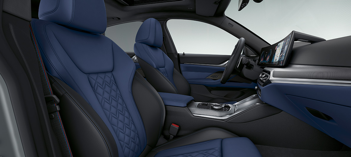 Binnenbekleding leder Merino Fjordblau/Schwarz BMW 4 Reeks Gran Coupé G26 2021 interieur BMW Individual binnenbekleding uitgebreid leder Merino Fjordblau/Schwarz BMW 4 Reeks Gran Coupé G26 2021 interieur cockpit