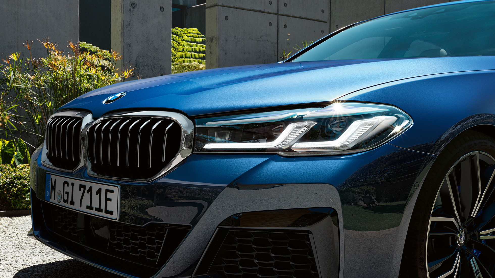 BMW Laserlight BMW 5 Reeks Berline G30 BMW Laserlight BMW 5 Reeks Berline G30 facelift 2020 Phytonicblau close-up voorkant