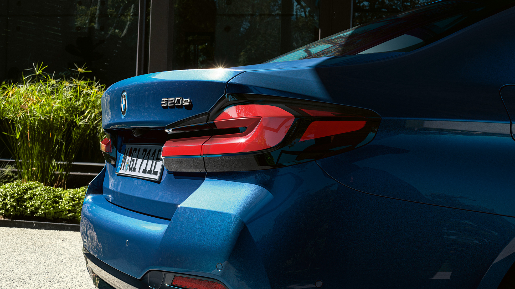 Achterlichten in 3D-vorm BMW 5 Reeks Berline G30 Achterlichten in 3D-vorm BMW 5 Reeks Berline G30 facelift 2020 Phytonicblau close-up achterkant
