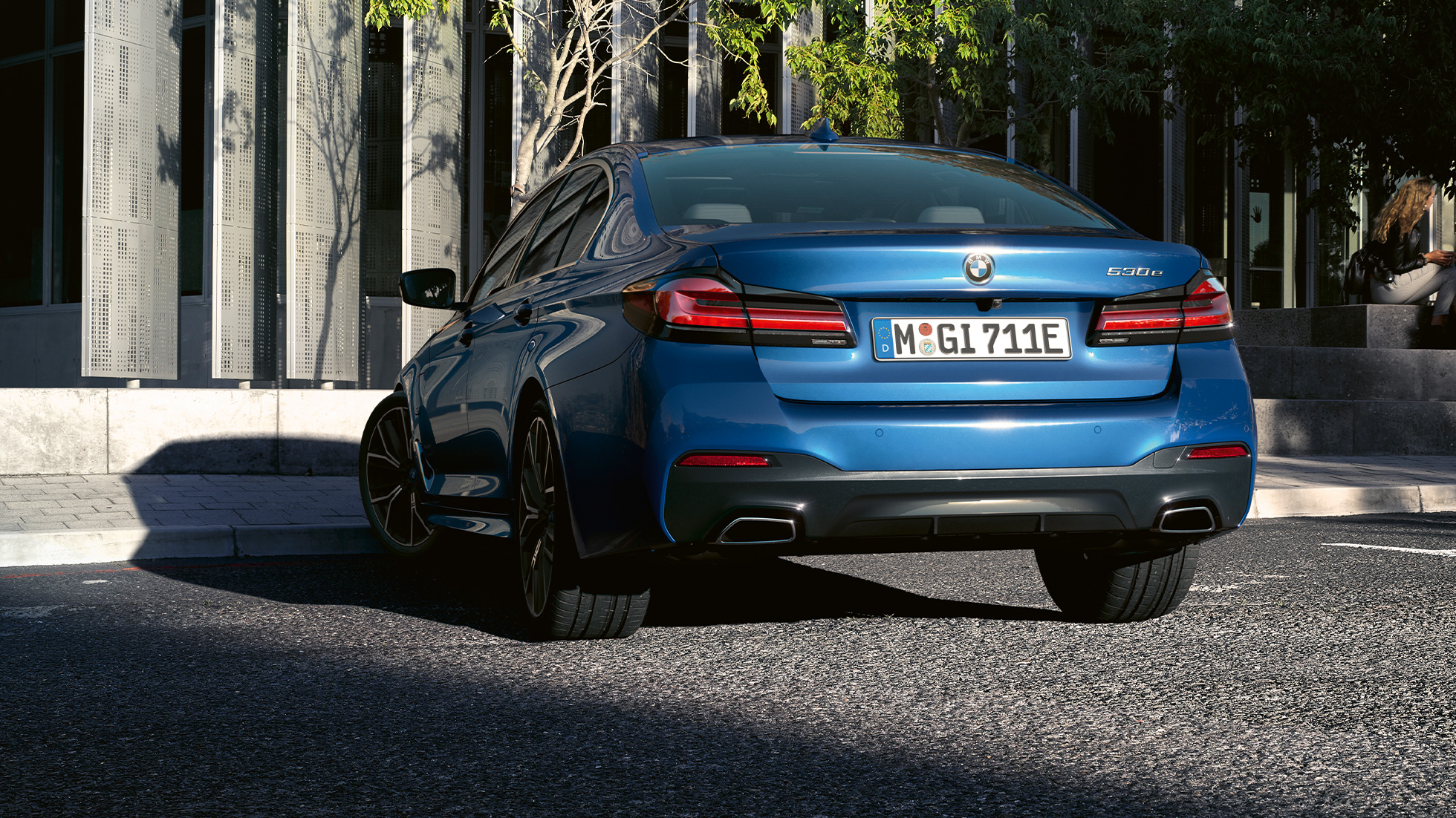Achterschort BMW 5 Reeks Berline G30 Uitlaatpijpen met vrije vorm BMW 5 Reeks Berline G30 facelift 2020 Phytonicblau close-up achterkant