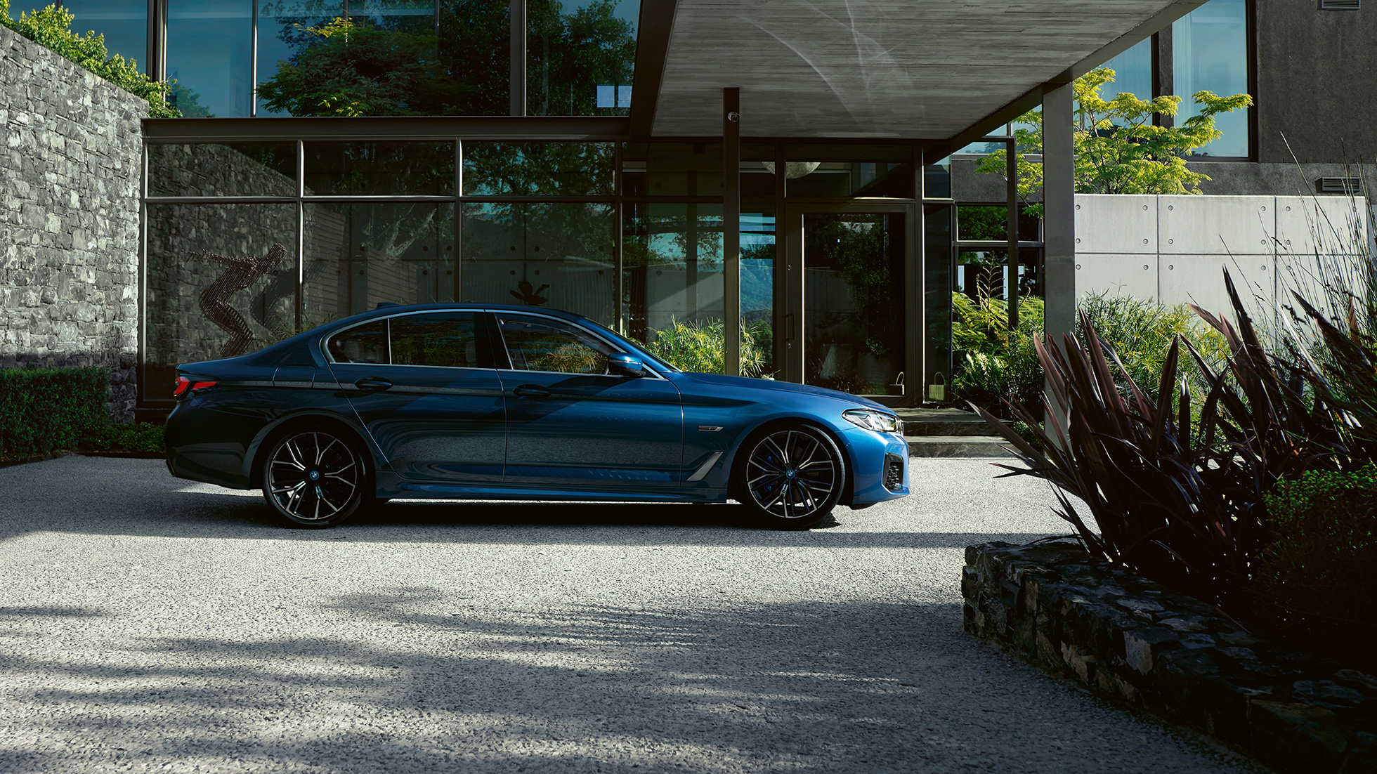Exterieur BMW 5 Reeks Berline G30 BMW 5 Reeks Berline G30 facelift 2020 Phytonicblau zijaanzicht parkerend