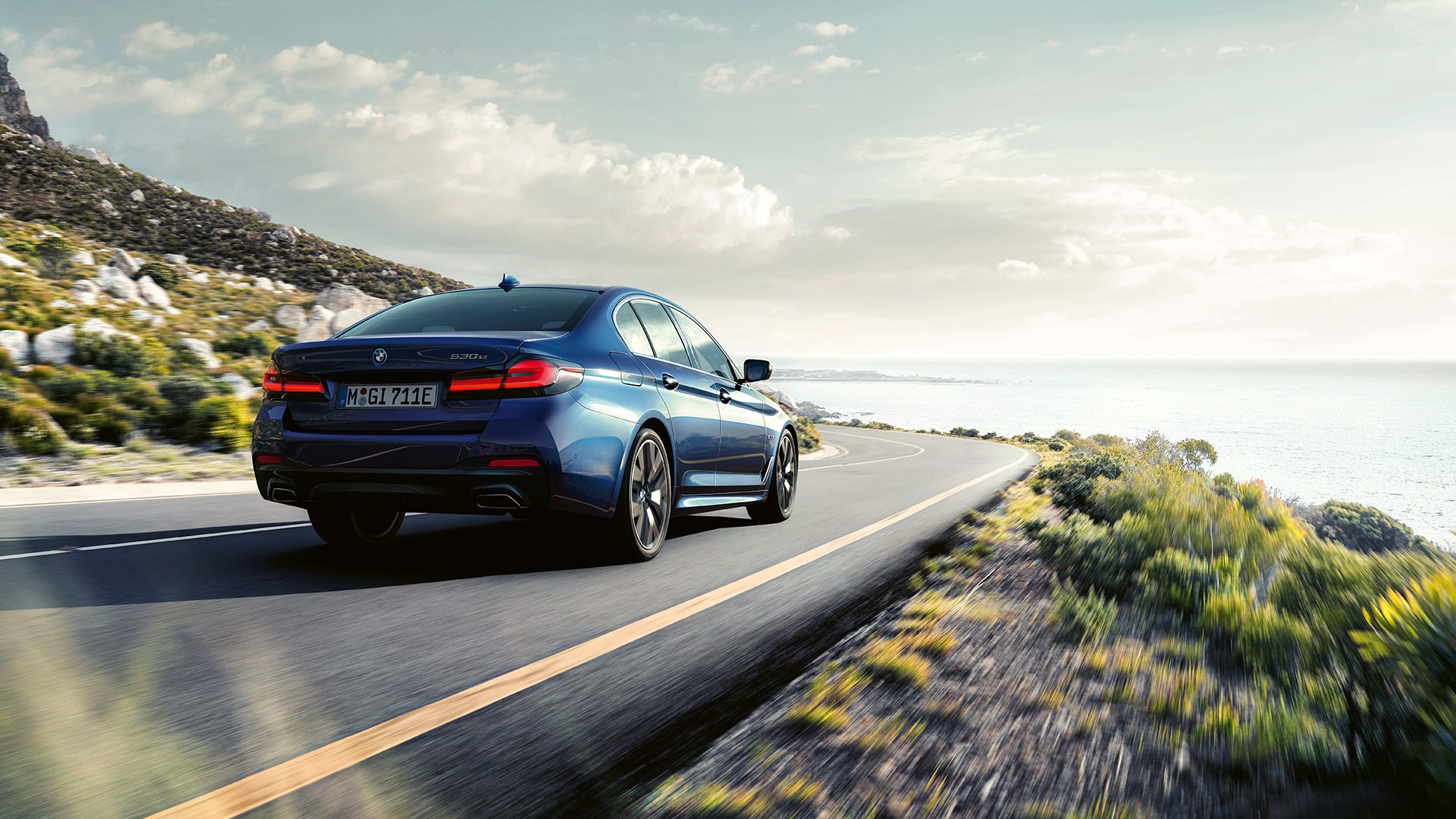 Rijdynamiek BMW 5 Reeks Berline G30 Rijdynamiek BMW 5 Reeks Berline G30 Phytonicblau driekwart achteraanzicht rijdend