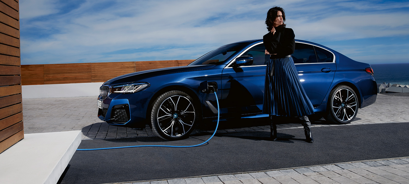 BMW 5 Reeks Berline plug-in-hybride 2021 G30 zijaanzicht ladend BMW 5 Reeks Berline plug-in-hybride 2021 G30 zijaanzicht ladend met model