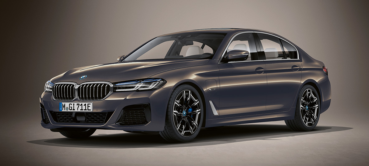 Individual koetswerkkleur BMW 5 Reeks Berline G30 BMW 5 Reeks Berline Individual G30 facelift 2020 driekwart voorkant stilstaand