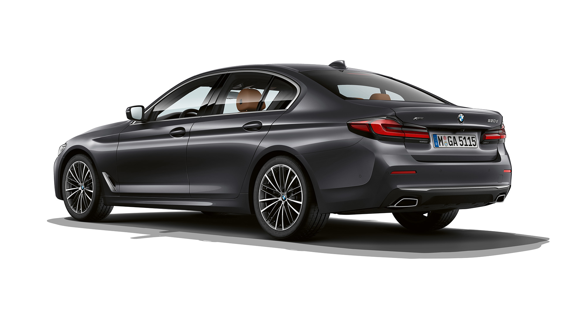 BMW 5 Reeks Berline G30 basisuitrusting achterkant BMW 5 Reeks Berline 540i G30 2020 basisuitrusting in Sophistograu driekwart achteraanzicht