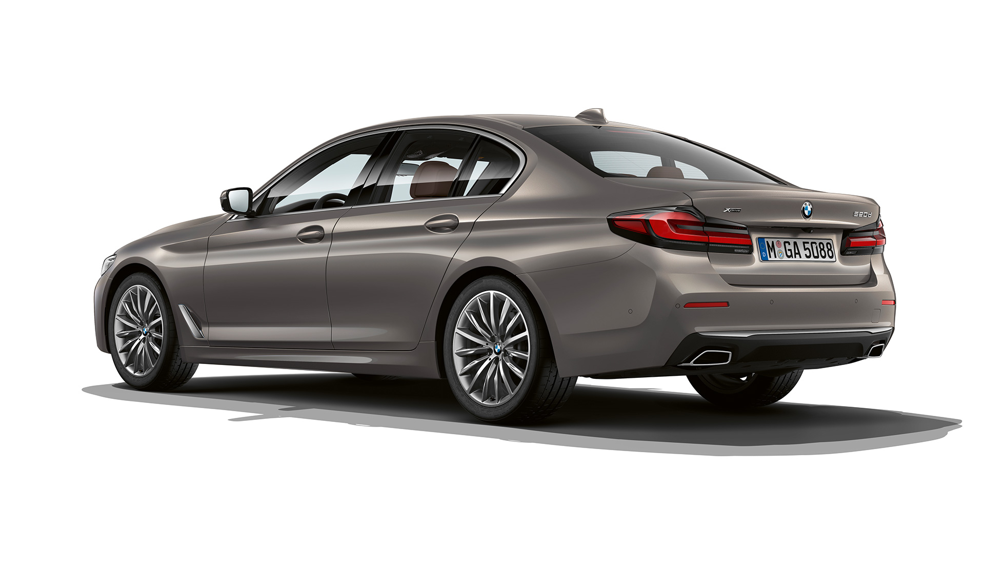 BMW 5 Reeks Berline G30 Luxury Line achterkant BMW 5 Reeks Berline 520d xDrive G30 2020 Luxury Line in Berninagrau driekwart achteraanzicht