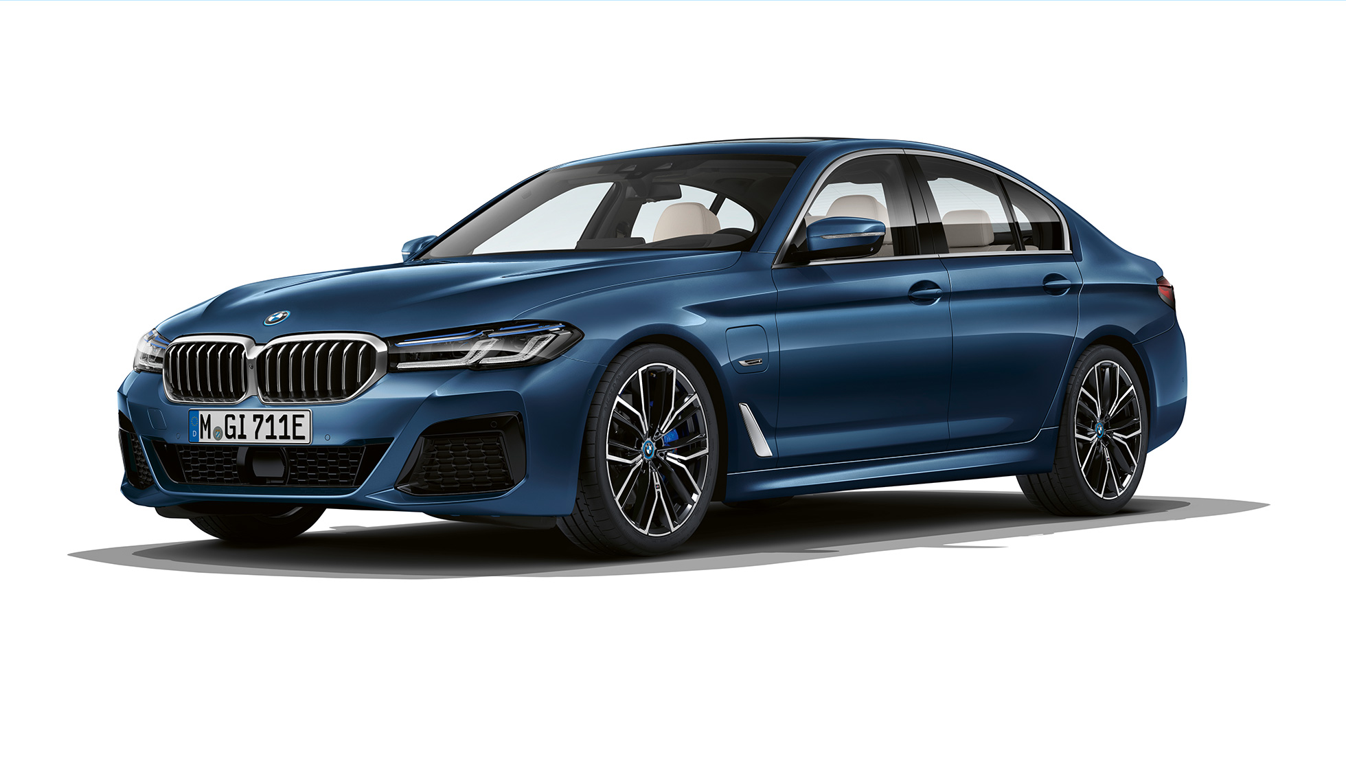 BMW 5 Reeks Berline G30 plug-in-hybride M Sportpakket voorkant BMW 5 Reeks Berline 520d xDrive G30 2020 M Sportpakket in Alpinweiß driekwart vooraanzicht