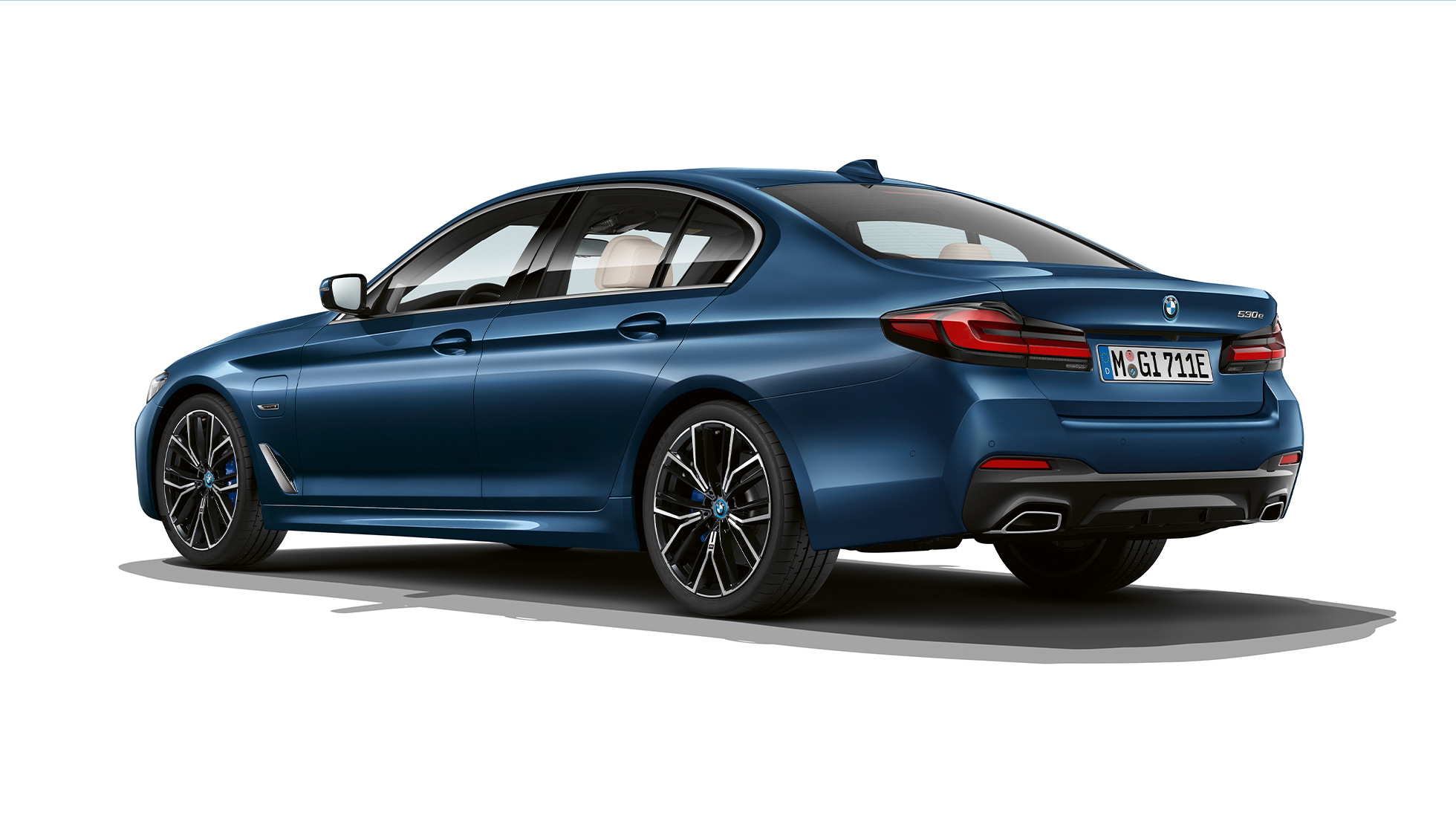 BMW 5 Reeks Berline G30 plug-in-hybride M Sportpakket achterkant BMW 5 Reeks Berline 520d xDrive G30 2020 M Sportpakket in Alpinweiß driekwart achteraanzicht