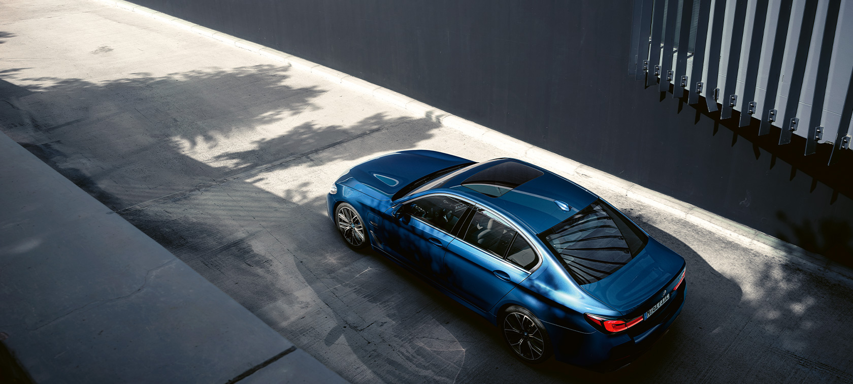 BMW Série 5 Berline G30, à l'arrêt. BMW Série 5 Berline G30 restylage 2020 en Phytonicblau, à l'arrêt, vue en plongée