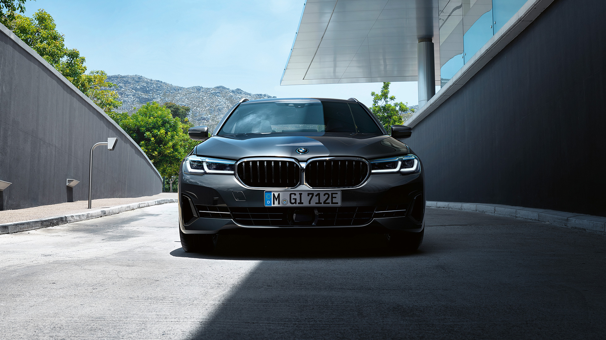 Naseaux et jupe avant de la BMW Série 5 Touring G31 Naseaux et jupe avant de la BMW Série 5 Touring G31 restylage 2020 en Sophistograu, vue en gros plan avant