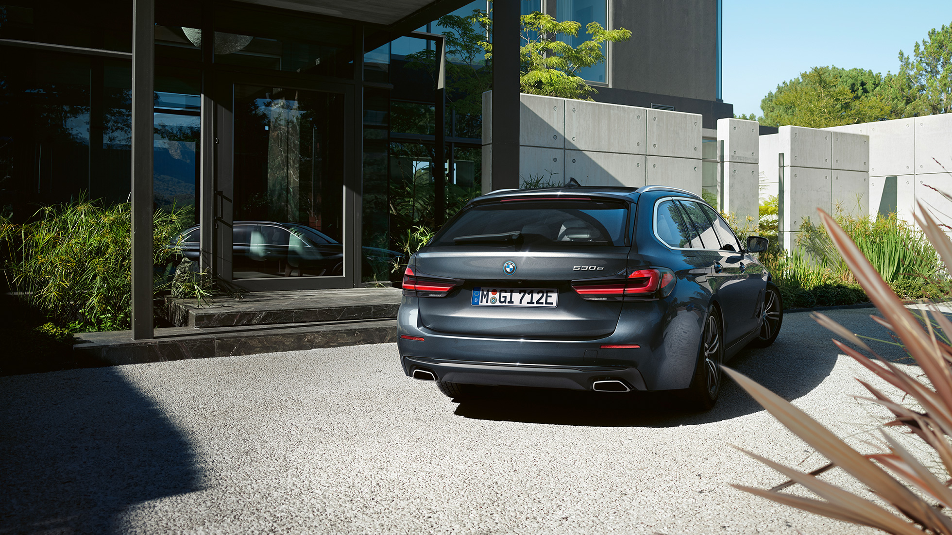 Jupe arrière et sorties d'échappement en forme libre de la BMW Série 5 Touring G31 Jupe arrière et sorties d'échappement en forme libre de la BMW Série 5 Touring G31 restylage 2020 en Sophistograu, vue en gros plan arrière