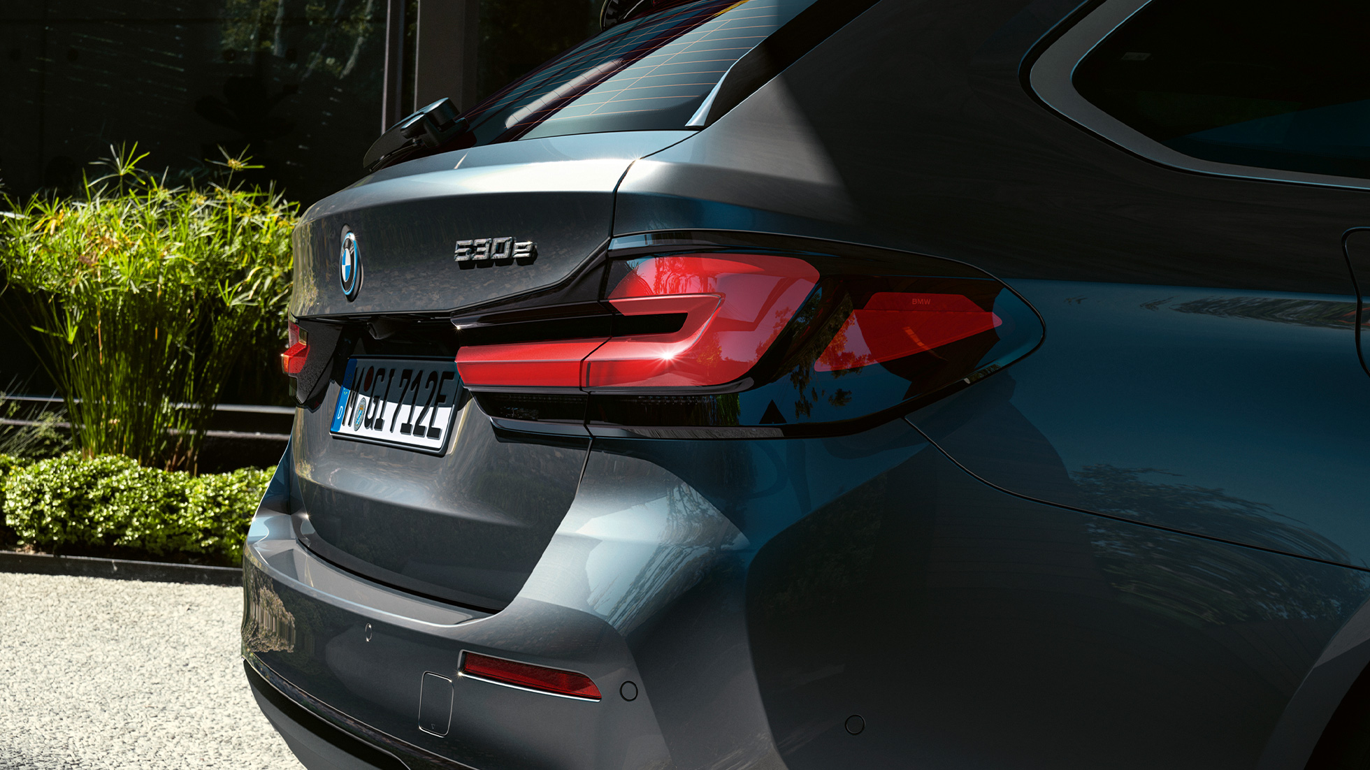 Feux arrière en forme 3D de la BMW Série 5 Touring G31 Feux arrière en forme 3D de la BMW Série 5 Touring G31 restylage 2020 en Sophistograu, vue en gros plan arrière