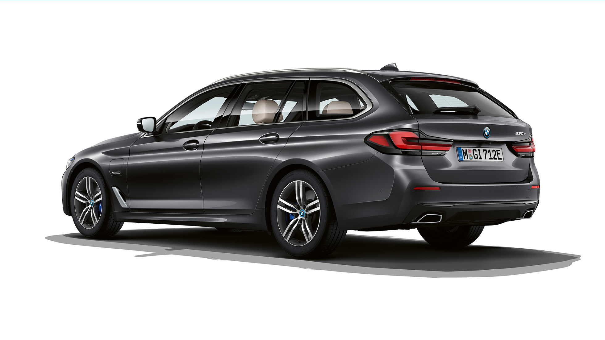 Équipement de base de la BMW Série 5 Touring G31, arrière Équipement de base de la BMW Série 5 Touring 530i G31 2020 en Sophistograu, vue de trois quarts arrière