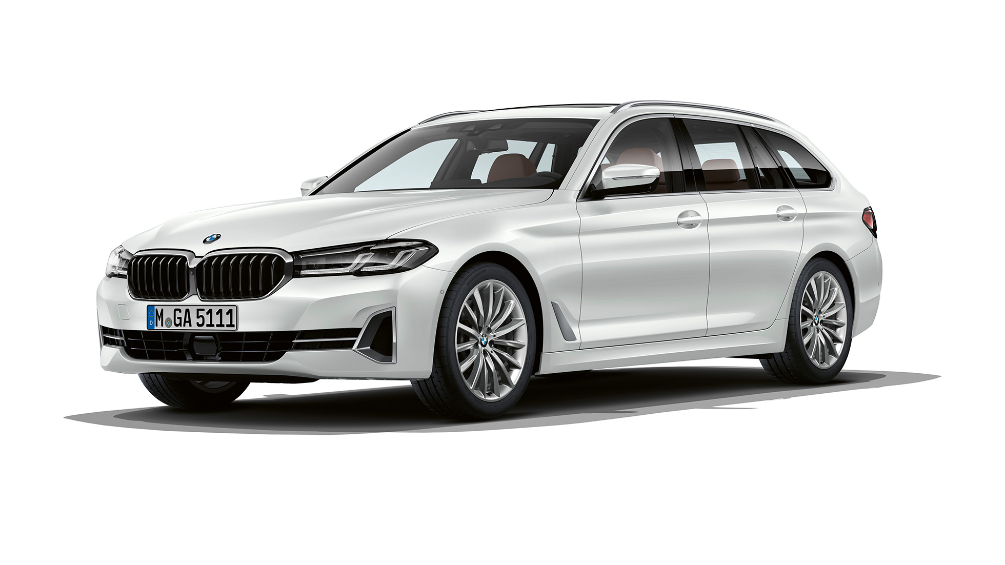 Modèle Luxury de la BMW Série 5 Touring G31, avant Modèle Luxury de la BMW Série 5 Touring 530i G31 2020 en Mineralweiß, vue de trois quarts avant