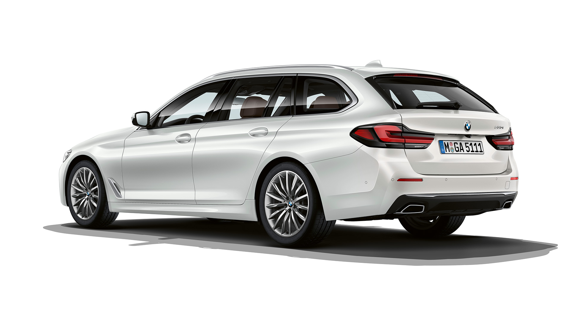 Modèle Luxury de la BMW Série 5 Touring G31, arrière Modèle Luxury de la BMW Série 5 Touring 530i G31 2020 en Mineralweiß, vue de trois quarts arrière