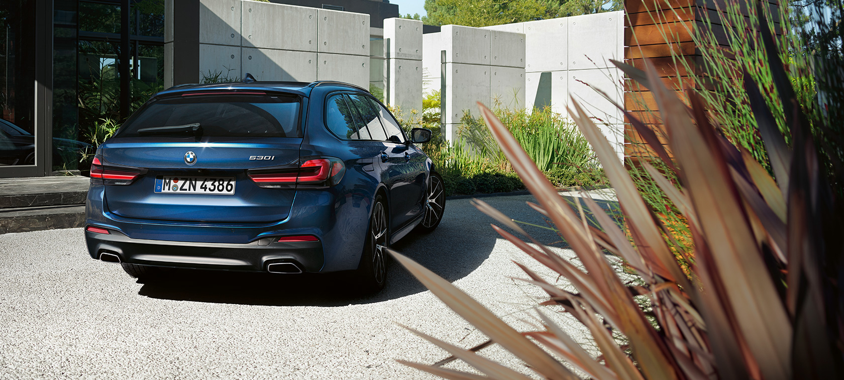 Accessoires BMW Série 5 Touring G31 BMW Série 5 Touring avec coffre de toit BMW 520 G31 restylage 2020 vue de trois quarts avant, à l'arrêt