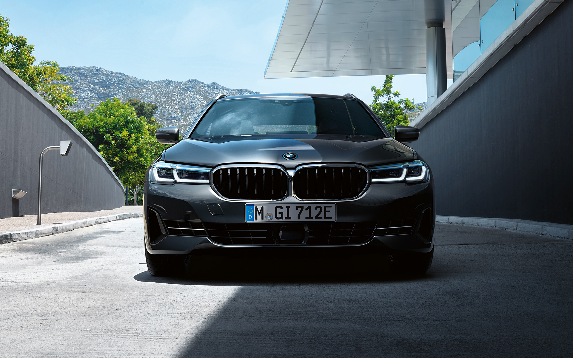 Naseaux et jupe avant de la BMW Série 5 Touring G31 LCI Naseaux et jupe avant de la BMW Série 5 Touring G31 restylage 2020 en Sophistograu, vue avant