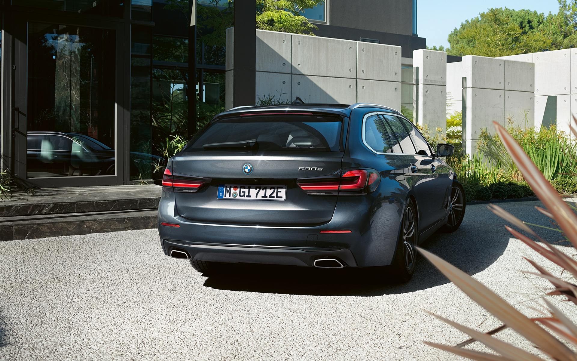 Jupe arrière et sorties d'échappement en forme libre de la BMW Série 5 Touring G31 LCI Jupe arrière et sorties d'échappement en forme libre de la BMW Série 5 Touring G31 restylage 2020 en Sophistograu, vue arrière