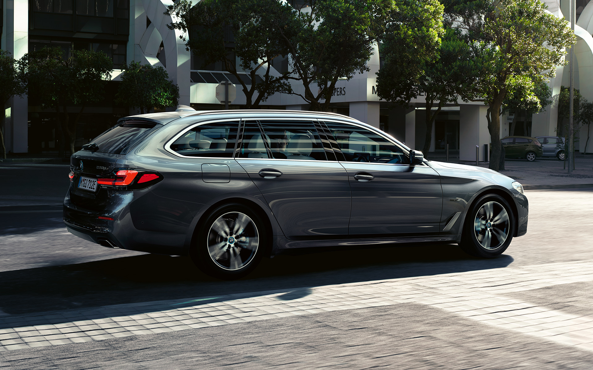 BMW Série 5 Touring G31 restylage 2020 Sophistograu 7/8 vue de profil BMW Série 5 Touring G31 restylage 2020 Sophistograu 7/8 vue de profil
