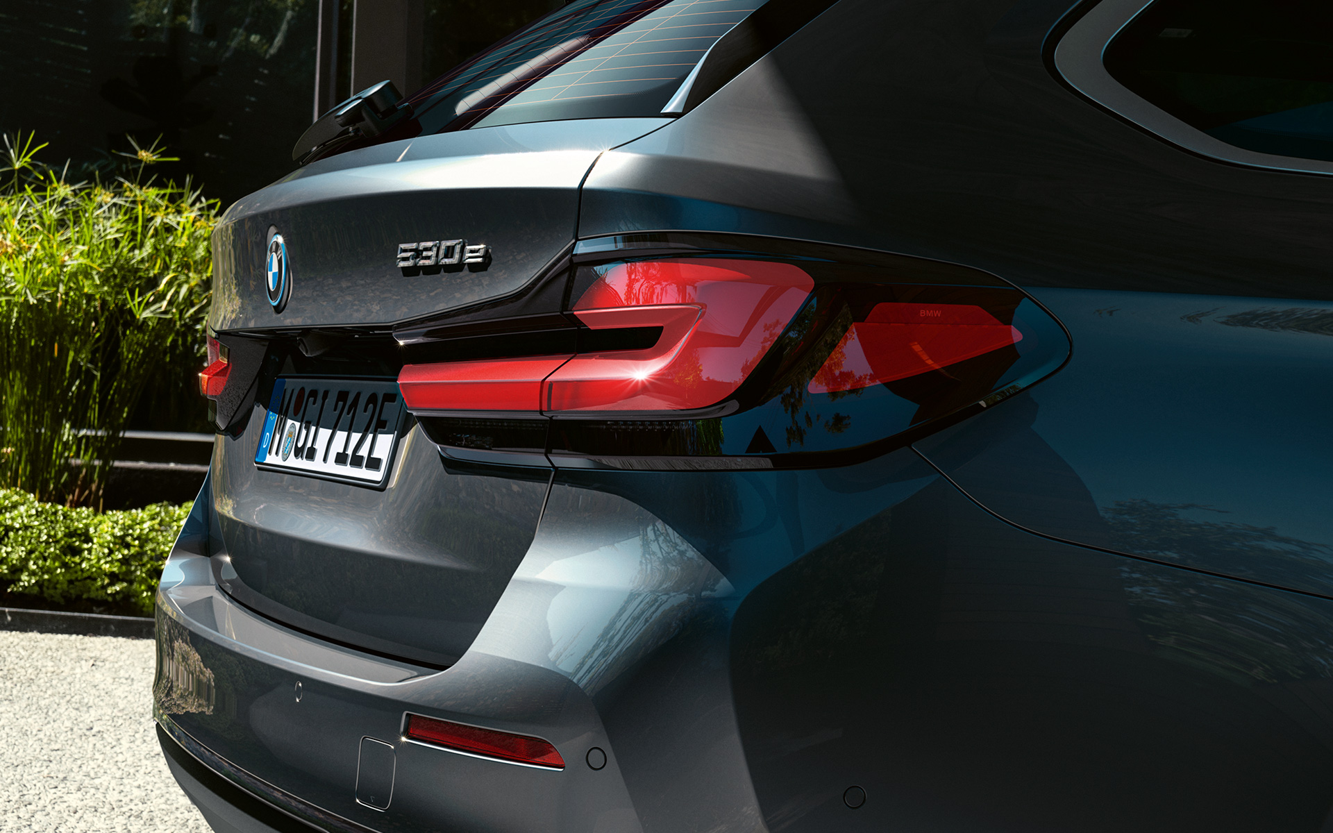 Feux arrière en forme 3D de la BMW Série 5 Touring G31 LCI Feux arrière en forme 3D de la BMW Série 5 Touring G31 restylage 2020 en Sophistograu, vue en gros plan arrière