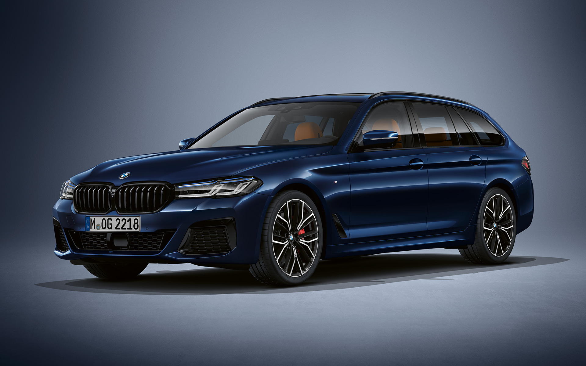 BMW Série 5 Touring G31 LCI en BMW Individual Tansanitblau metallic BMW Série 5 Touring Individual G31 restylage 2020, vue de trois quarts avant, à l'arrêt en teinte BMW Individual Tansanitblau metallic
