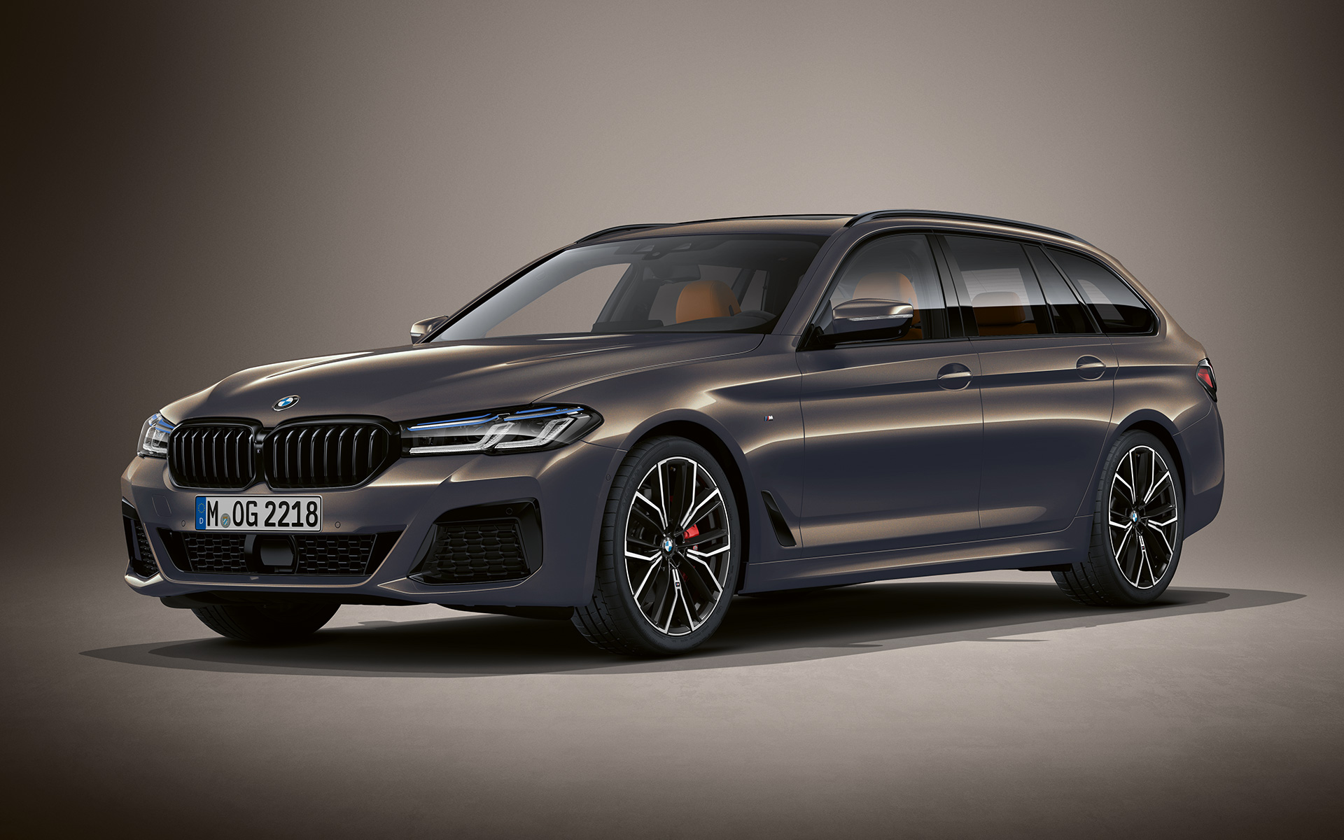 BMW Série 5 Touring G31 LCI en BMW Individual Alvitgrau metallic BMW Série 5 Touring Individual G31 restylage 2020, vue de trois quarts avant, à l'arrêt en teinte BMW Individual Alvitgrau metallic