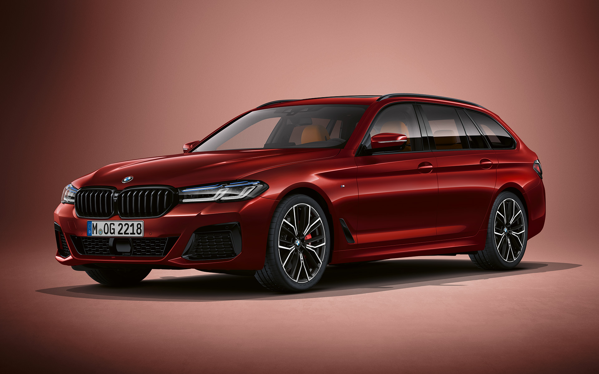 BMW Série 5 Touring G31 LCI en BMW Individual Aventurinrot metallic BMW Série 5 Touring Individual G31 restylage 2020, vue de trois quarts avant, à l'arrêt en BMW Individual Aventurinrot metallic