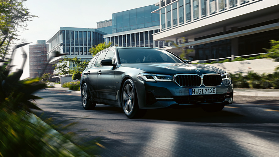 Extérieur de la BMW Série 5 Touring G31 LCI BMW Série 5 Touring G31 restylage 2020 530e PHEV Sophistograu franchit une route de campagne