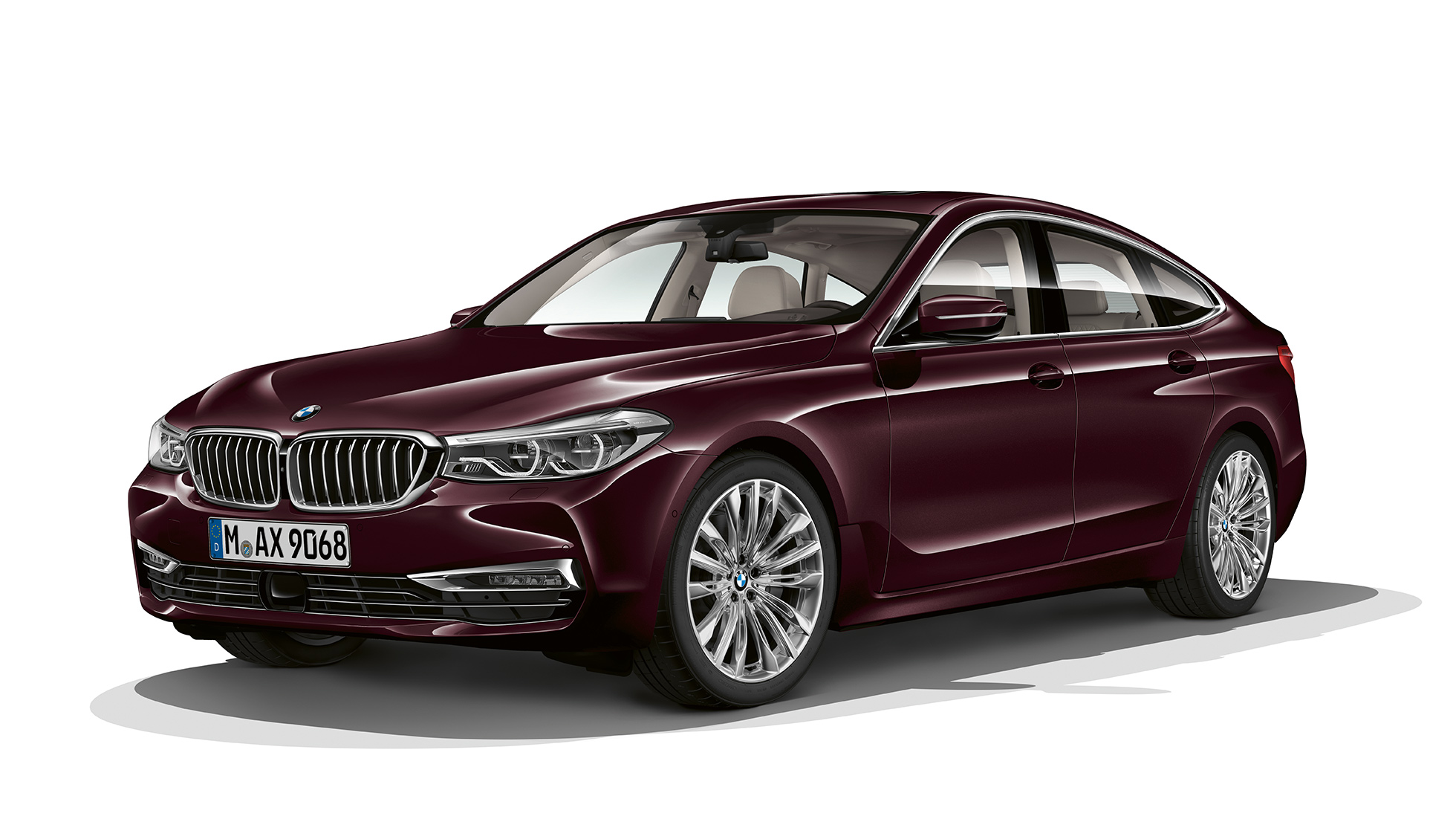 BMW Série 6 Gran Turismo G32 Modèle Luxury vue de trois quarts avant BMW Série 6 Gran Turismo G32 2017 Modèle Luxury Royal Burgundy Red vue de trois quarts avant