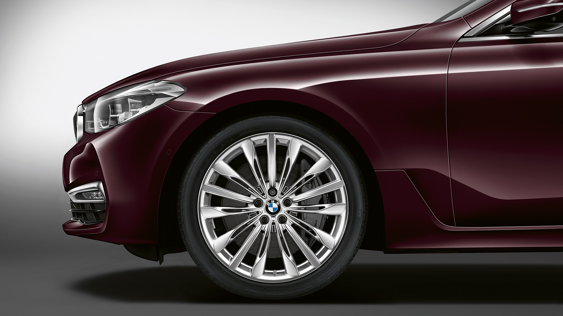 BMW Série 6 Gran Turismo G32 Modèle Luxury vue de profil avant et poupe BMW Série 6 Gran Turismo G32 2017 Modèle Luxury Royal Burgundy Red vue de profil avant avec jantes BMW en alliage léger à multirayons 644