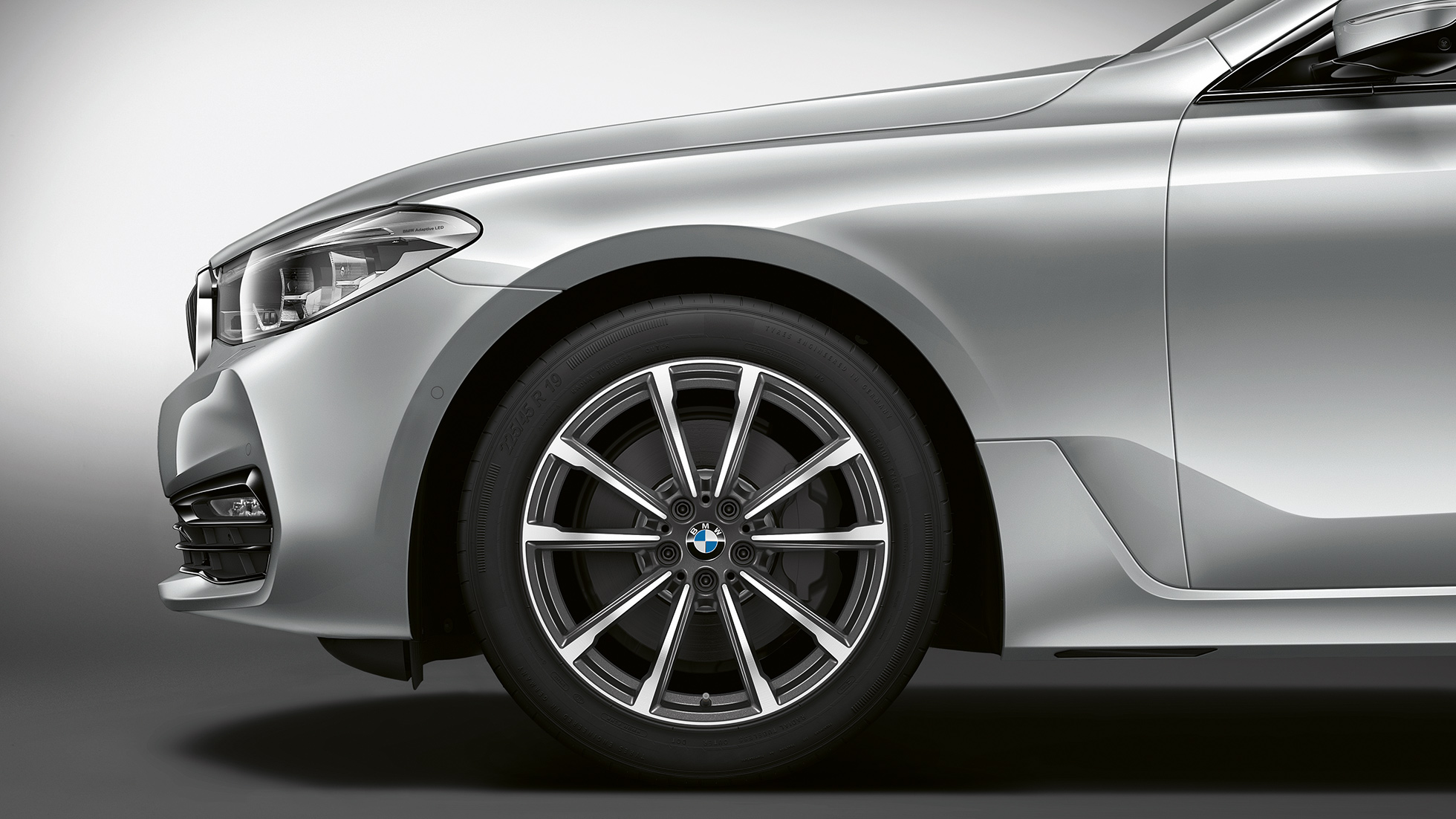 BMW Série 6 Gran Turismo G32 Modèle Sport vue de profil avant et poupe BMW Série 6 Gran Turismo G32 2017 Modèle Sport Glaciersilber metallic vue de profil avant avec jantes en alliage léger à rayons en V 685