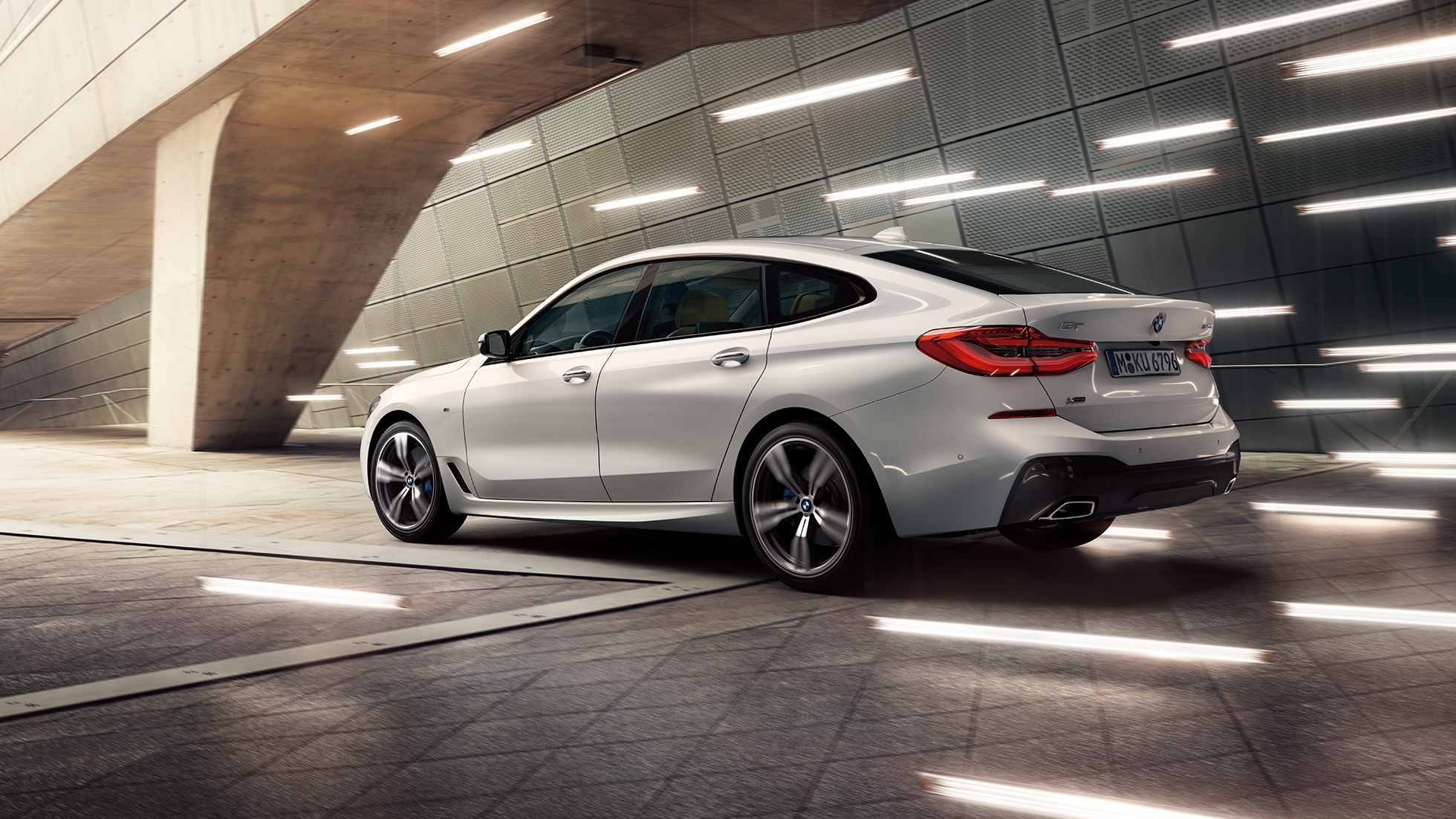 BMW 6 Reeks Gran Turismo G32 driekwart zijaanzicht van achter BMW 6 Reeks Gran Turismo G32 2017 Mineralweiß metallic driekwart zijaanzicht van achter