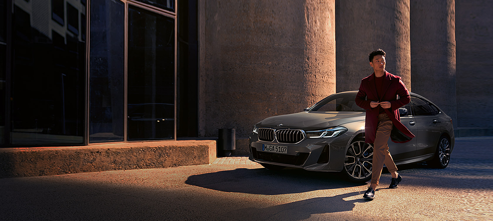 BMW 6 Reeks Gran Turismo 640i xDrive G32 2020 Berninagrau man voor BMW in driekwart vooraanzicht stilstaand