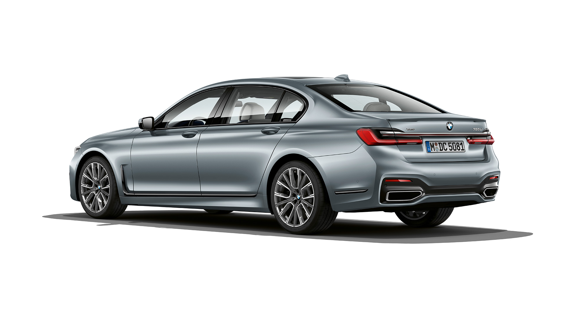 BMW 7 Reeks M sportpakket, driekwart achteraanzicht G11 Grijze BMW 7 Reeks M sportpakket in driekwart achteraanzicht G11