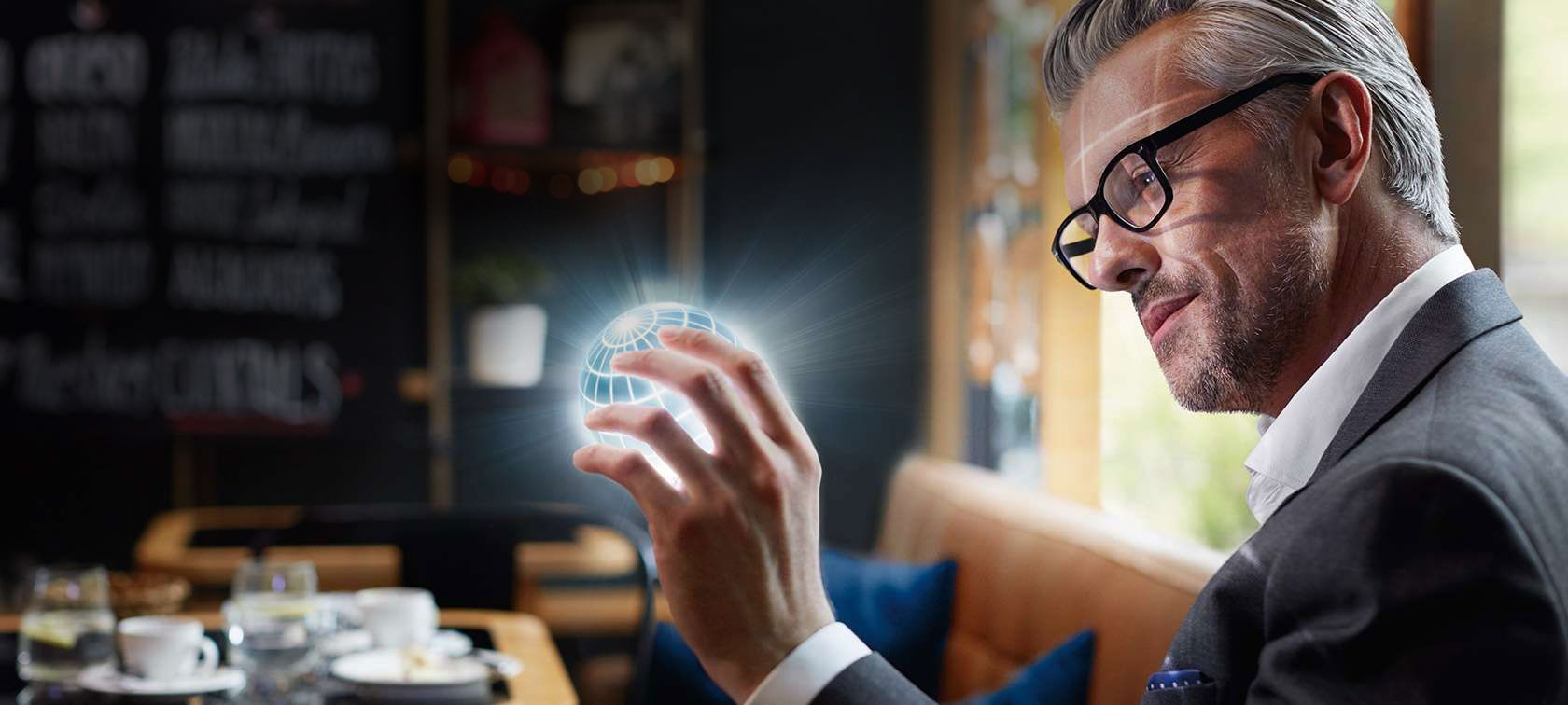 BMW Série 7 Berline, BMW ConnectedDrive BMW ConnectedDrive : homme tenant en main un globe terrestre lumineux