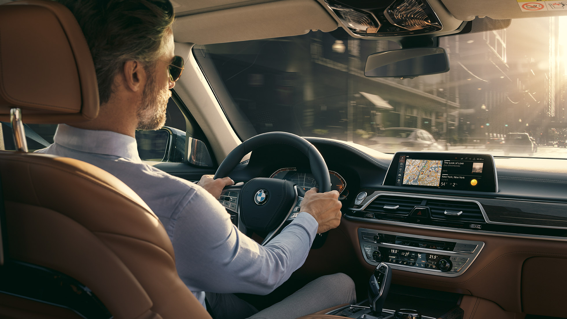BMW 7 Reeks Connectivity Features G11 BMW 7 Reeks: man zit in de BMW en gebruikt Connectivity Features G11