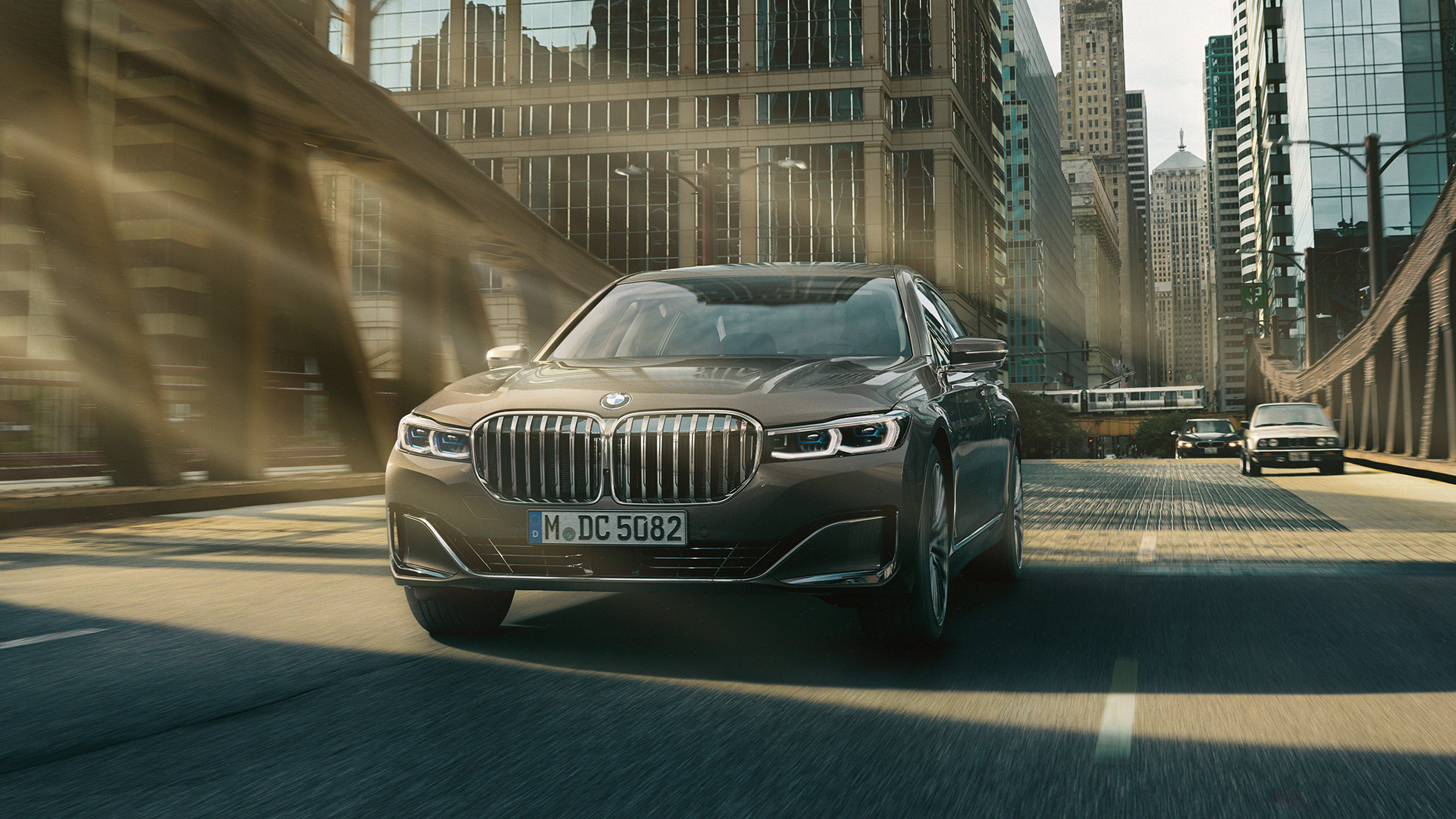 BMW 7 Reeks rijhulpsystemen G11 Rijhulpsystemen: BMW 7 Reeks rijdt in een stedelijke omgeving G11