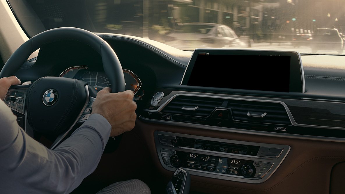 BMW Intelligent Personal Assistant BMW Intelligent Personal Assistant: man rijdt in BMW, close-up van de Live Cockpit Professional
