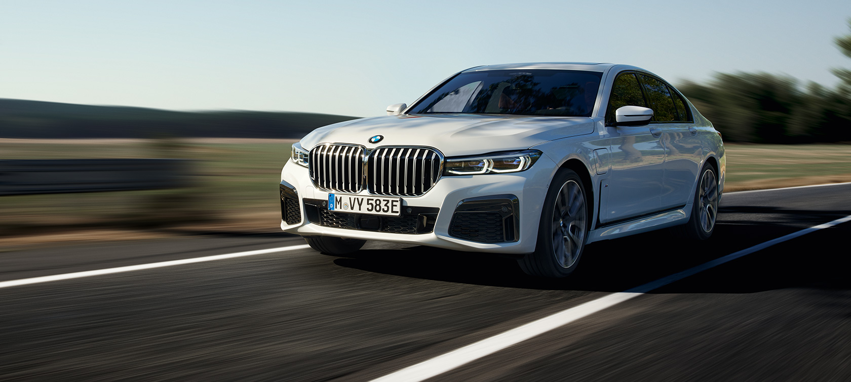 BMW 7 Reeks plug-in-hybride G11 G12 driekwart vooraanzicht rijdend BMW 7 Reeks plug-in-hybride G11 G12 driekwart vooraanzicht rijdend op de weg