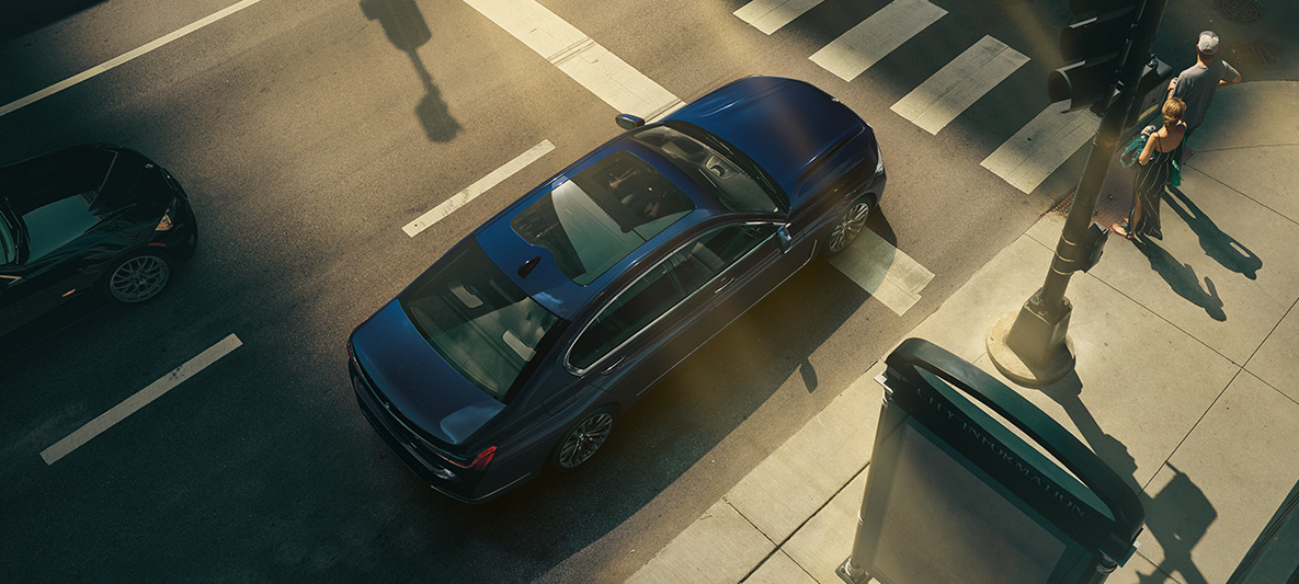BMW Individual 7 Reeks, vogelperspectief BMW Individual 7 Reeks in rood vanuit vogelperspectief