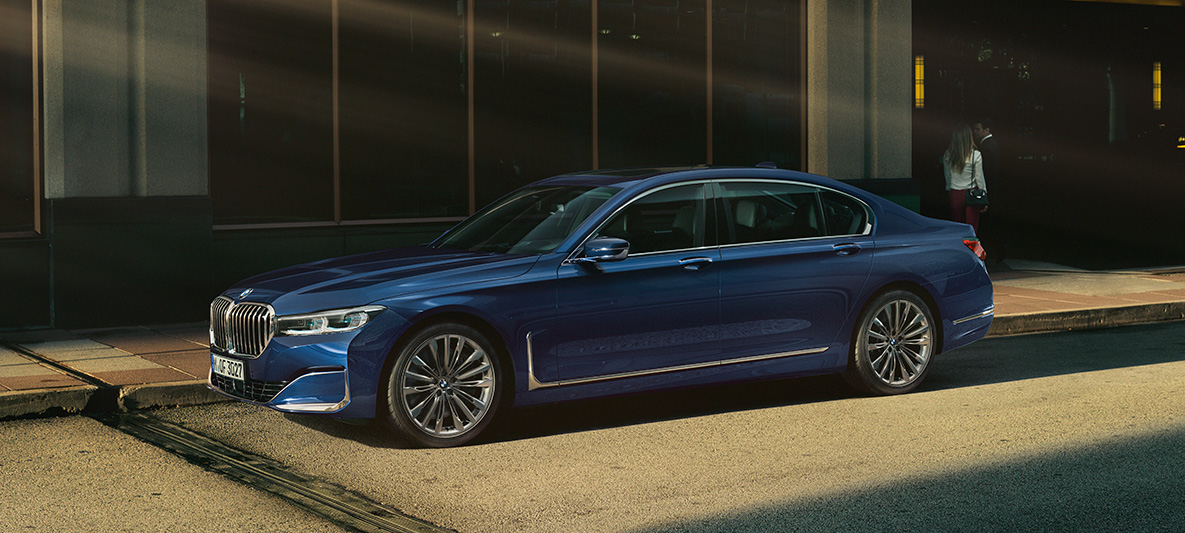 BMW Individual 7 Reeks, zijaanzicht BMW Individual 7 Reeks in rood in zijaanzicht in stedelijke omgeving