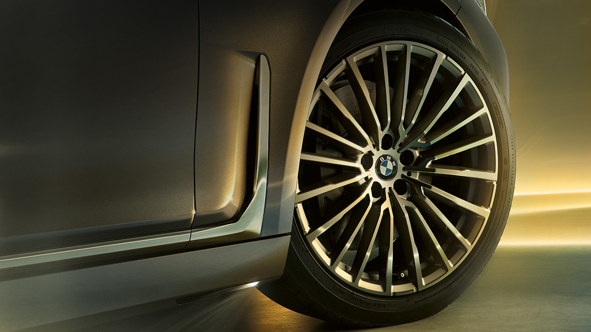 BMW 7 Reeks velgen met multispaakdesign BMW 7 Reeks: close-up van de velgen met multispaakdesign