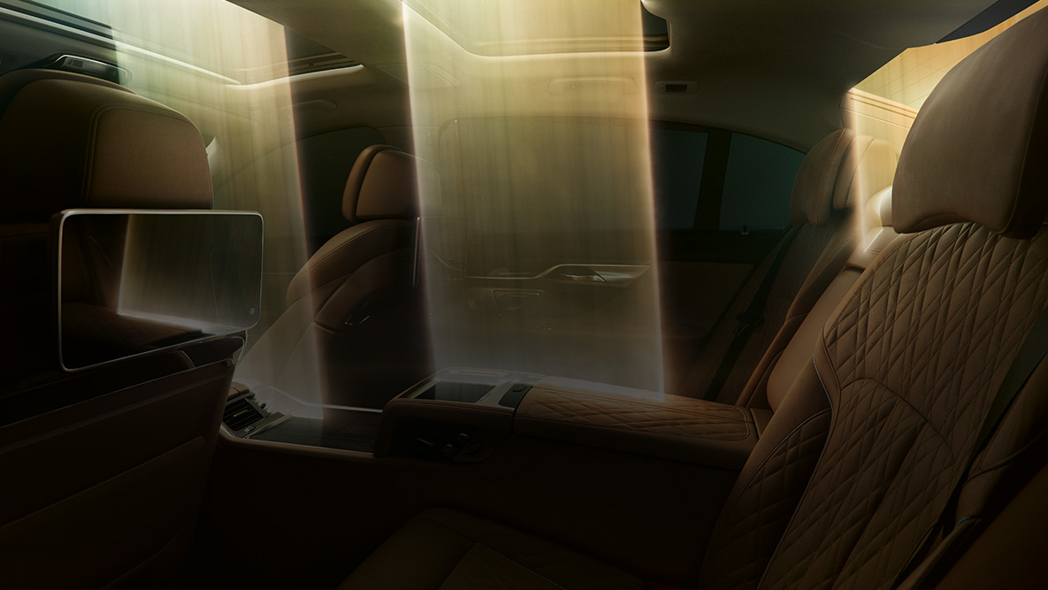BMW 7 Reeks interieur BMW 7 Reeks interieur: lichtinval door panoramisch doorschijnend schuifdak